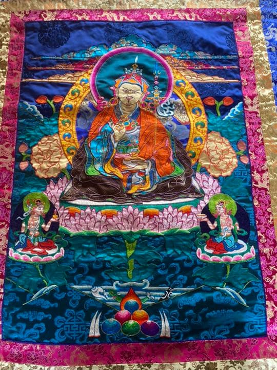 ブータン雑貨　刺繍タンカ　グルリンポチェ　92×158cm