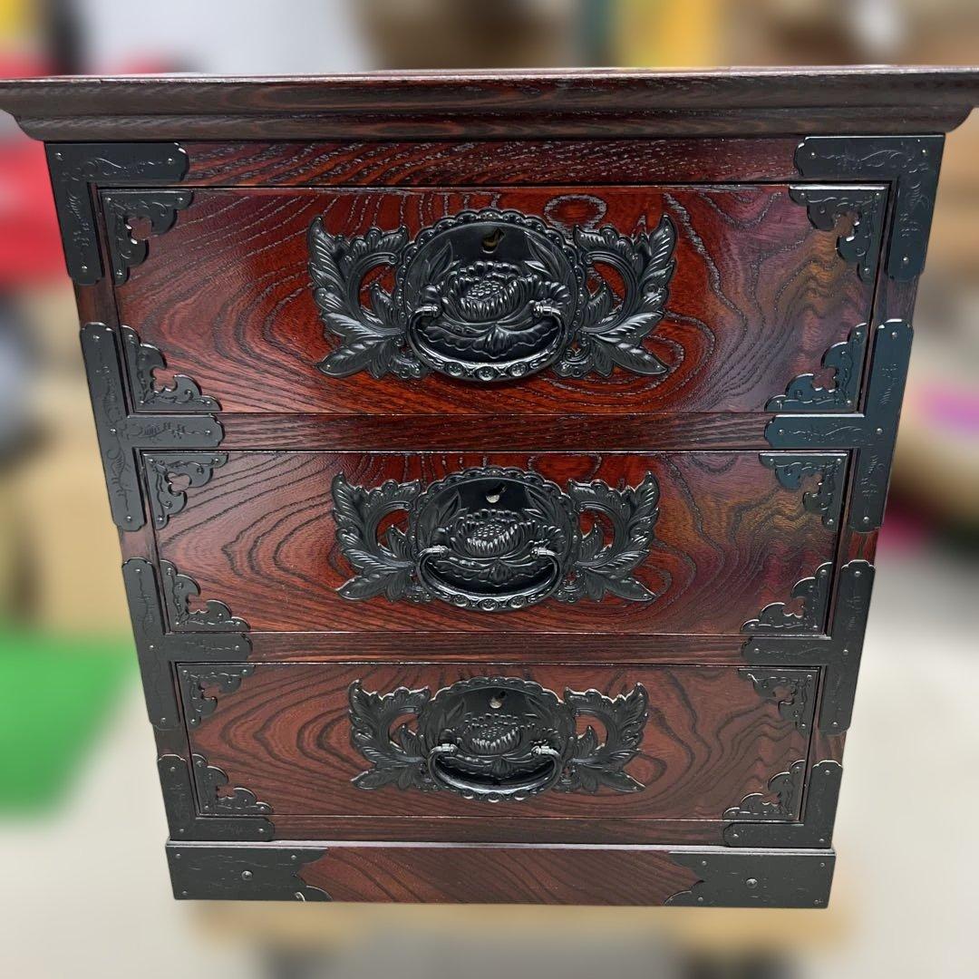 木製箪笥 赤褐色 彫刻デザイン