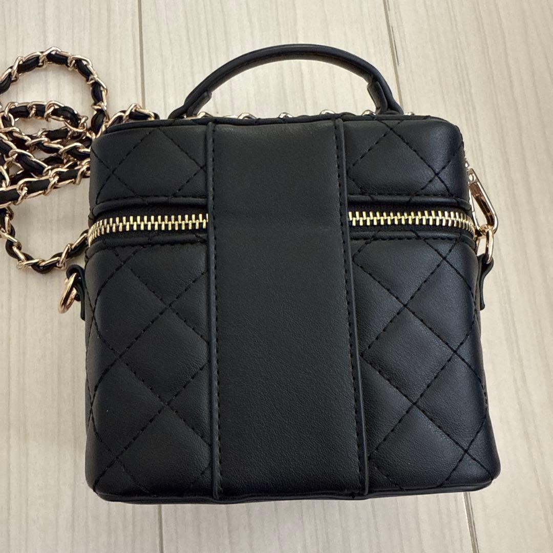 【ゴールドパーツ】ダーリッチ　キルティングスクエアミニバッグ　ブラック