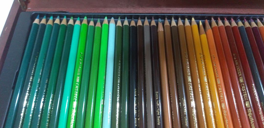 ポリクロモスのファーバーカステルの木箱入り油性色鉛筆100色