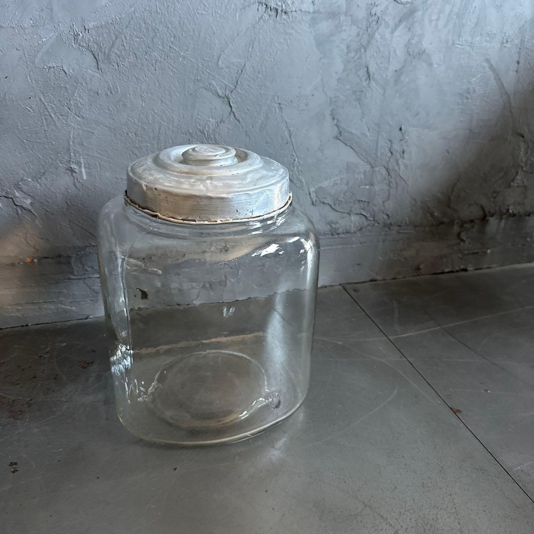 ヴィンテージガラス製　四角い瓶 金属蓋付き