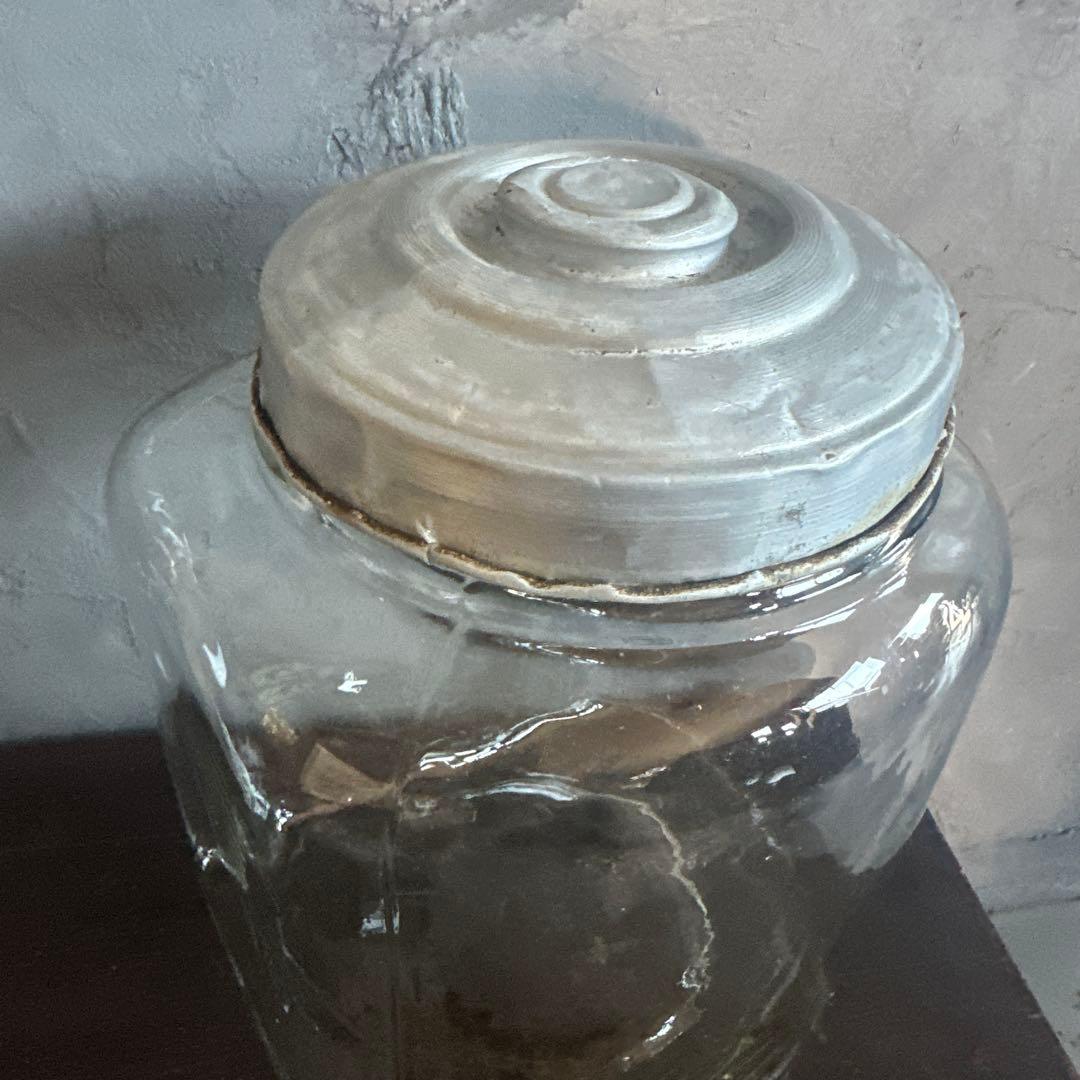 ヴィンテージガラス製　四角い瓶 金属蓋付き