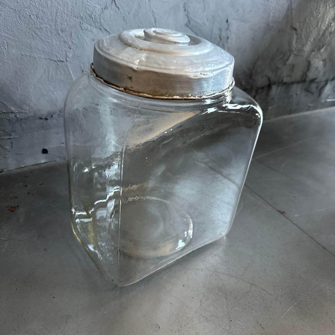 ヴィンテージガラス製　四角い瓶 金属蓋付き