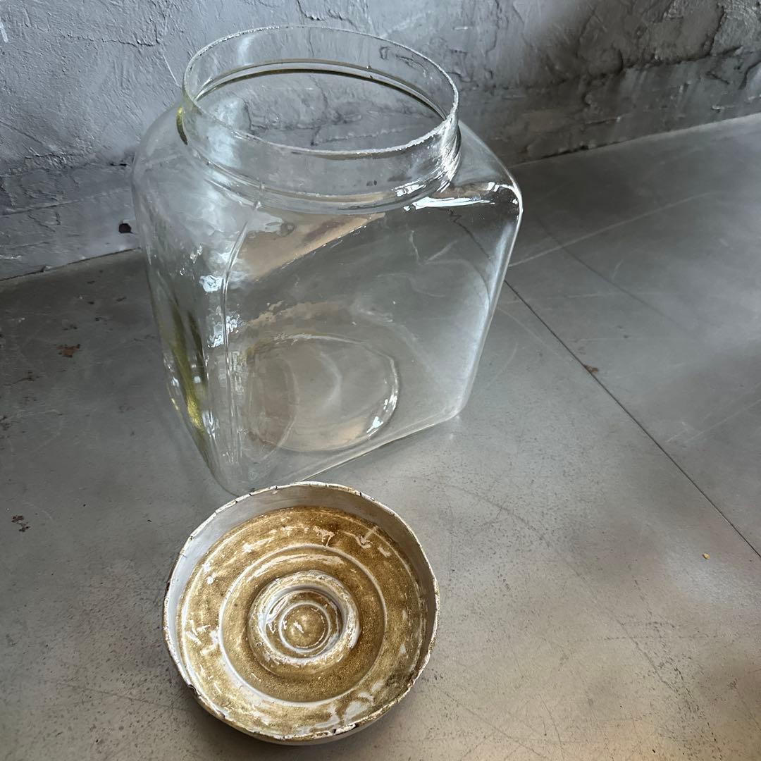 ヴィンテージガラス製　四角い瓶 金属蓋付き