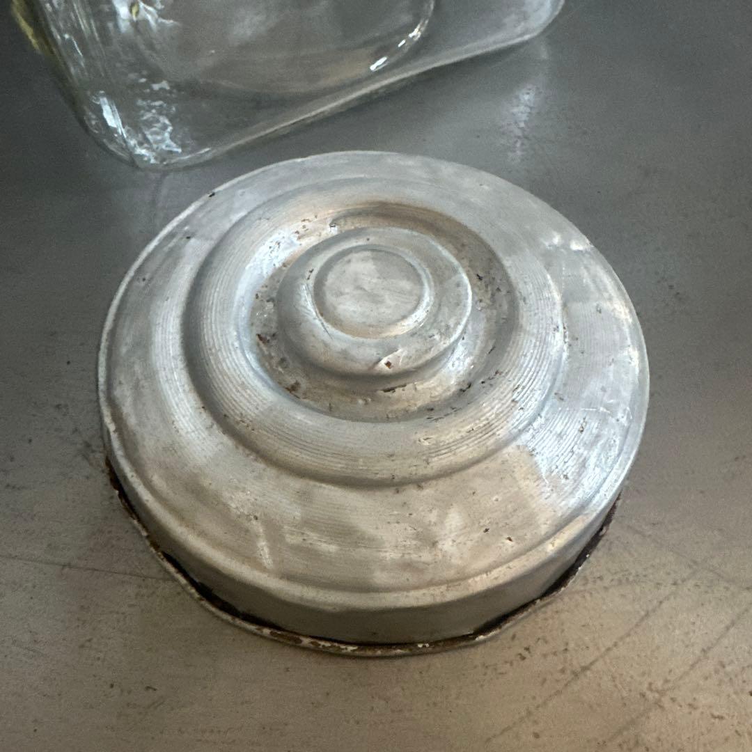 ヴィンテージガラス製　四角い瓶 金属蓋付き