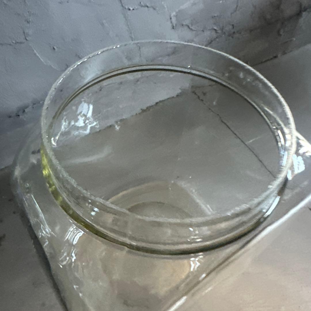 ヴィンテージガラス製　四角い瓶 金属蓋付き