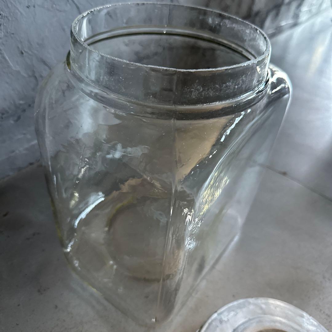 ヴィンテージガラス製　四角い瓶 金属蓋付き