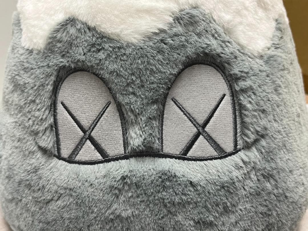 KAWS カウズ HOLIDAY JAPAN FUJI 富士山 グレー 箱入り