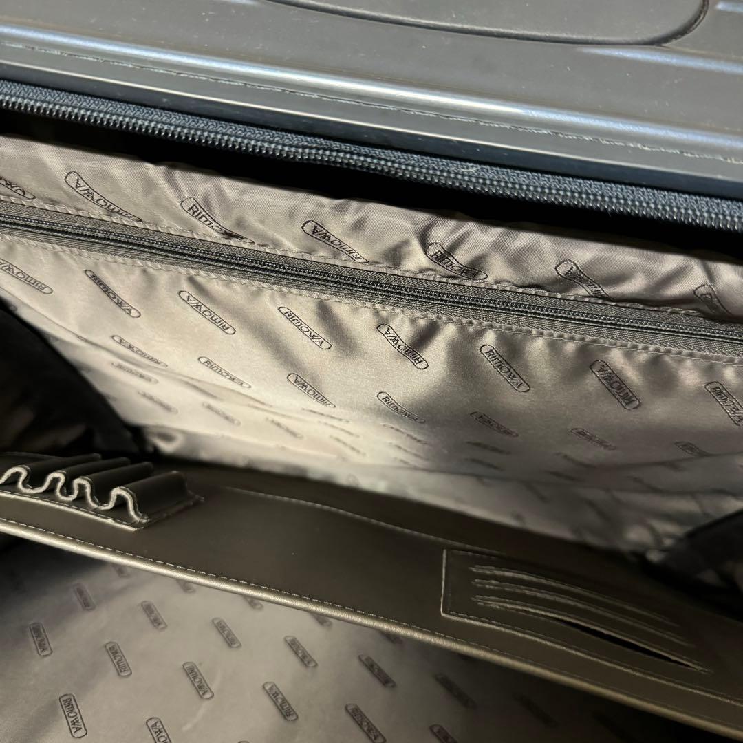 希少！リモワ　840.50 サルサデラックスハイブリッド　4輪　32L ネイビー