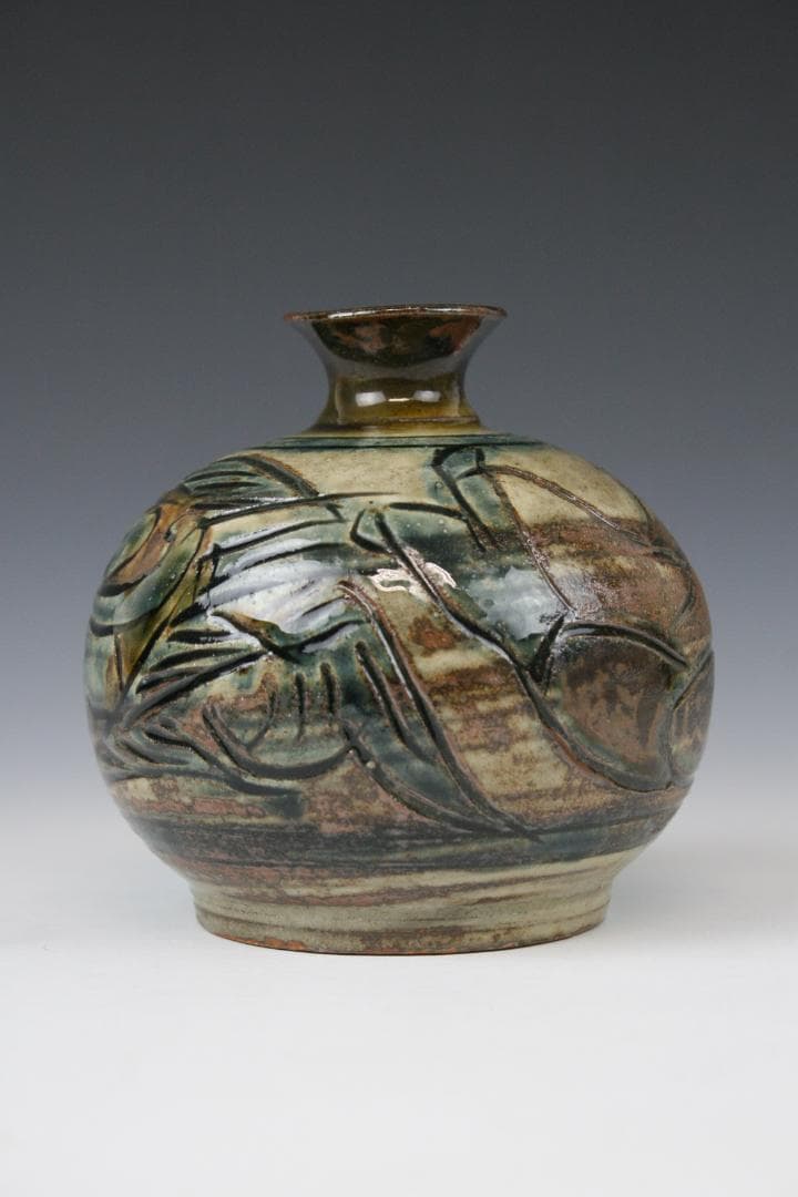 壺屋焼 人間国宝 金城次郎 作　刷毛目海老魚文花瓶