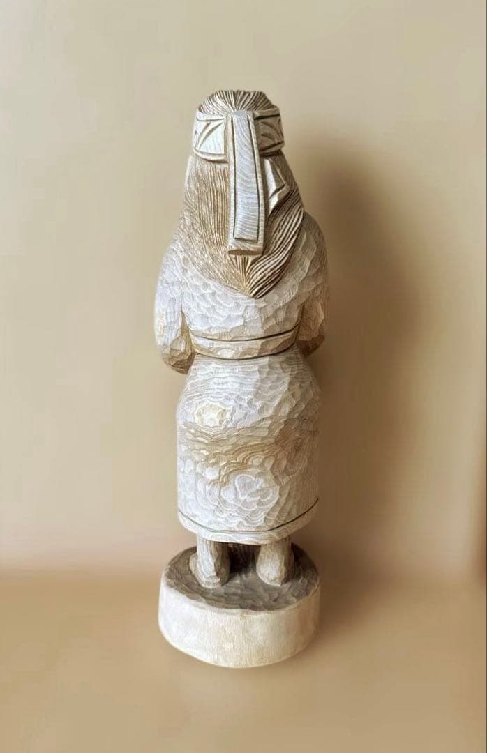 クマを抱いたアイヌ民族の木彫り人形　北海道 置物 彫刻 民芸品 ハンドメード