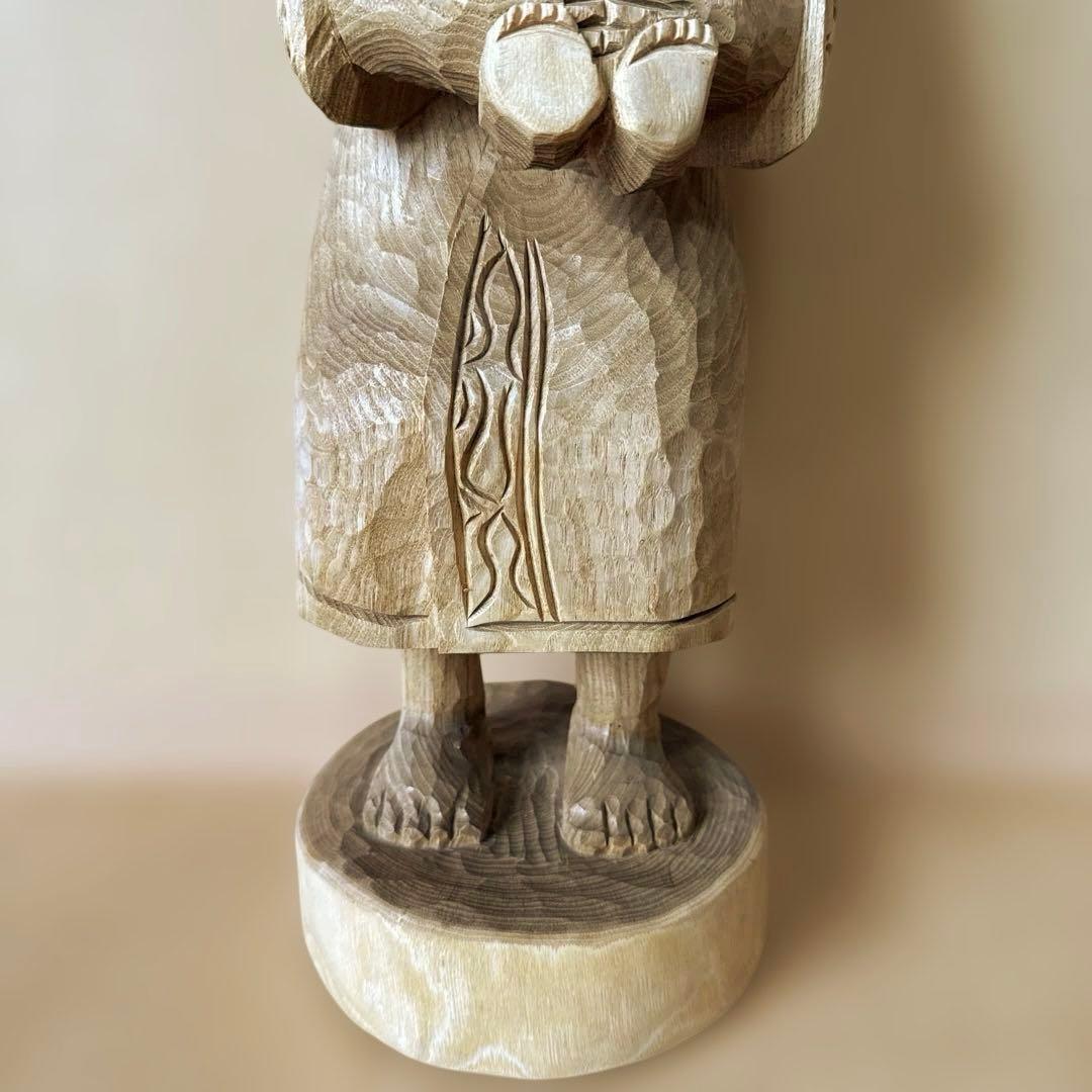 クマを抱いたアイヌ民族の木彫り人形　北海道 置物 彫刻 民芸品 ハンドメード