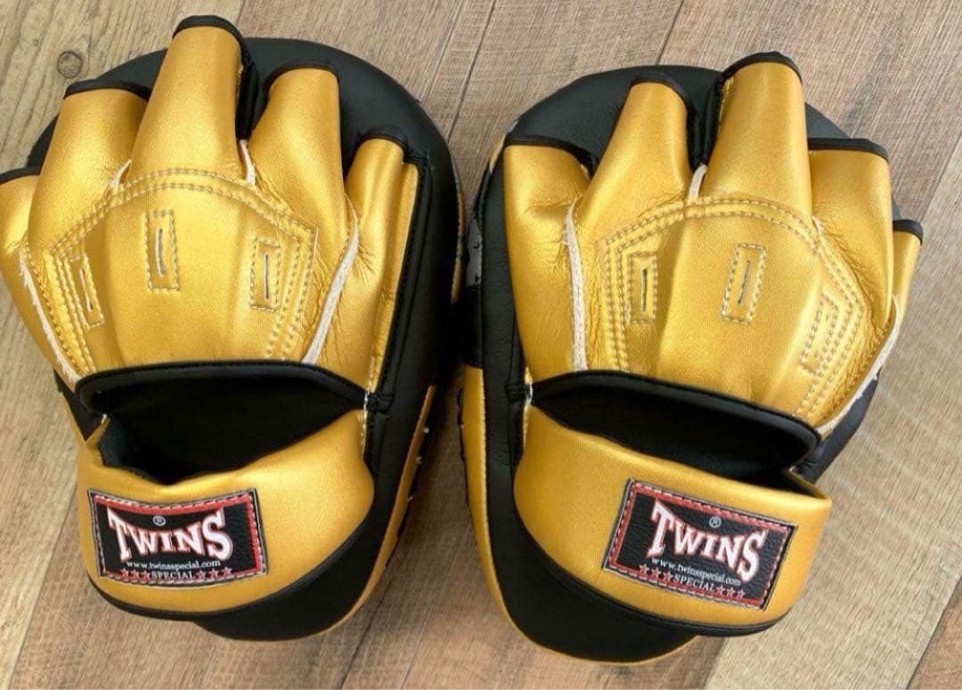 TWINS ペアパンチミット　金　ゴールド 　黒 新品値下げ不可