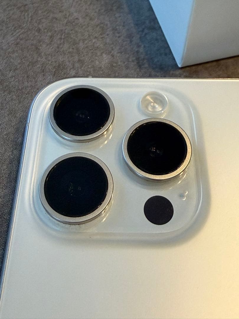 アップル iPhone15 Pro 256GB ホワイトチタニウム