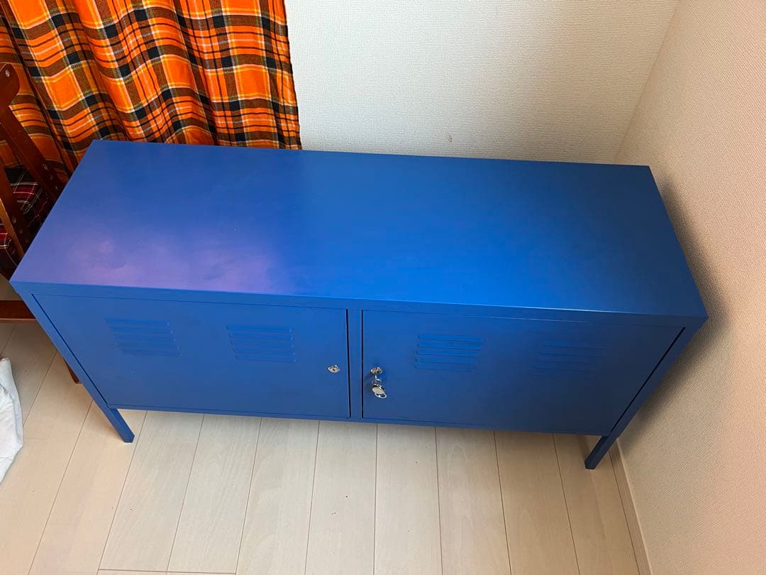 青い金属製テレビボード