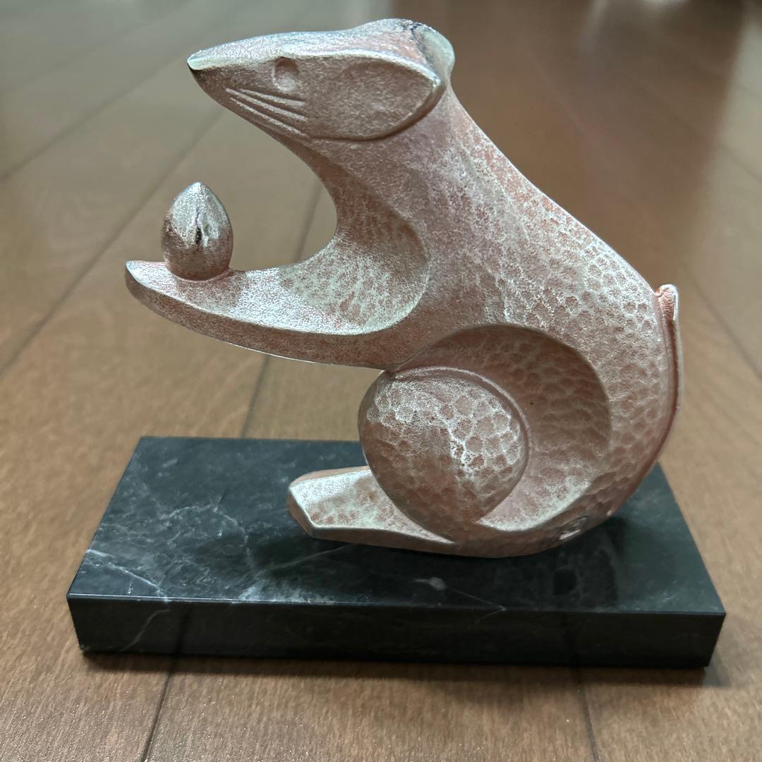 金属製ネズミの置物 黒色石台付き