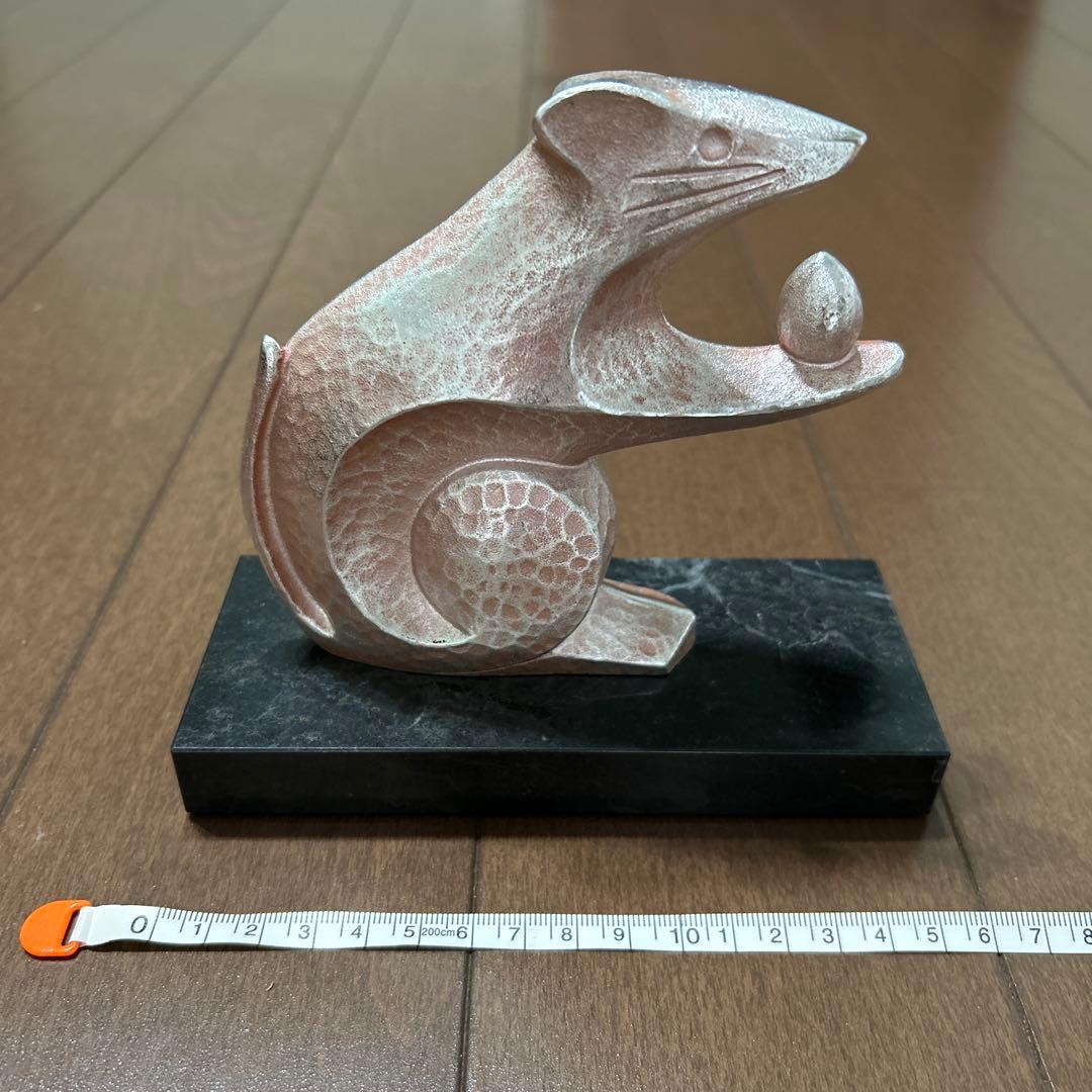 金属製ネズミの置物 黒色石台付き