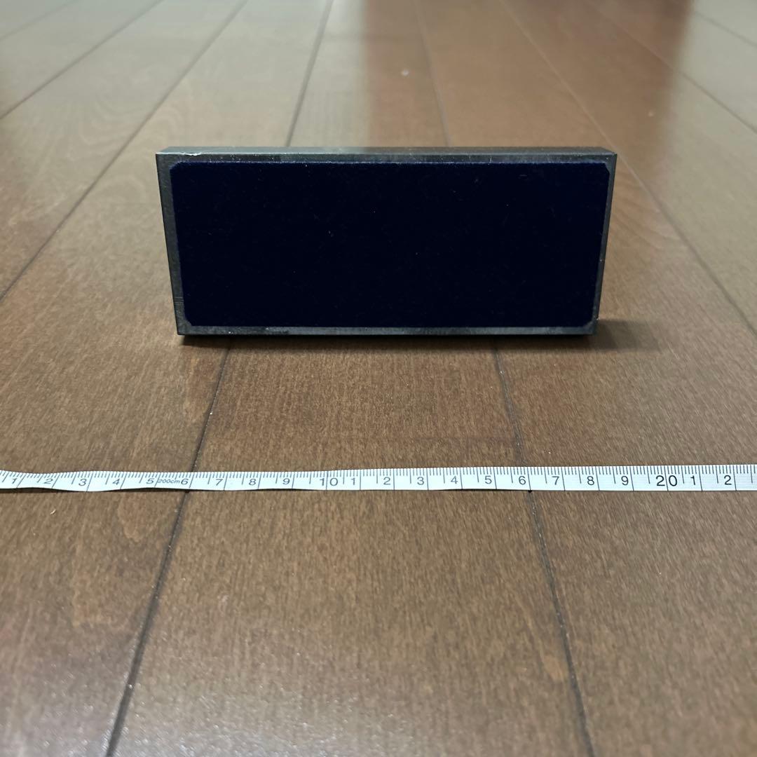 金属製ネズミの置物 黒色石台付き