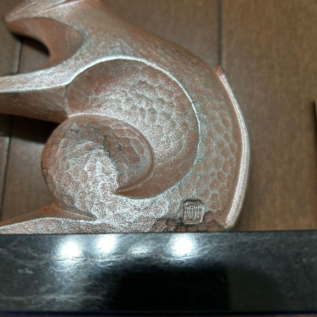 金属製ネズミの置物 黒色石台付き