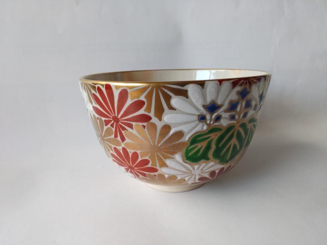 京焼 加藤松香 菊桐絵 茶碗 茶道具 共箱 新品 未使用 保管品 です。