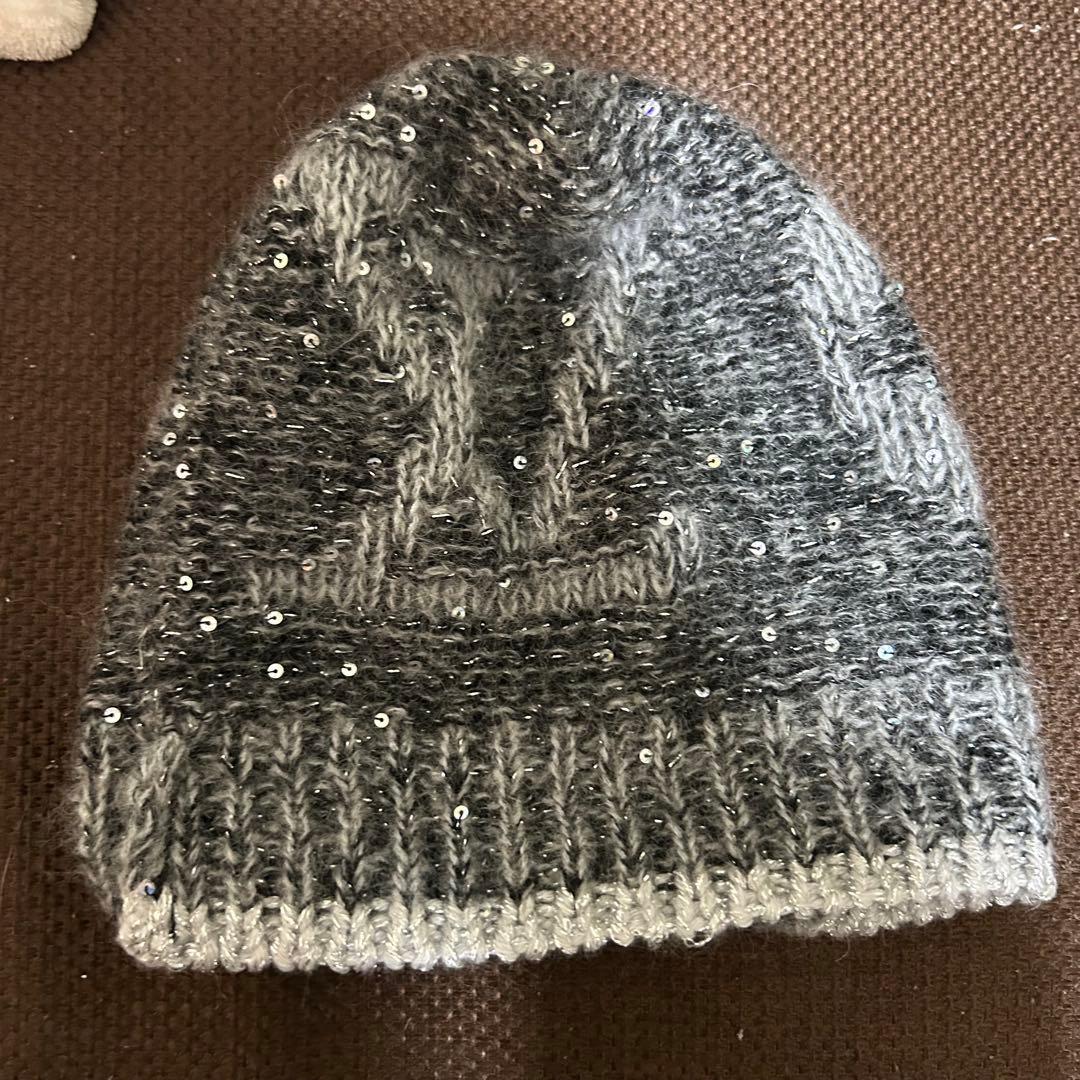 LOUIS VUITTON グレー ニット帽 ビーズ装飾