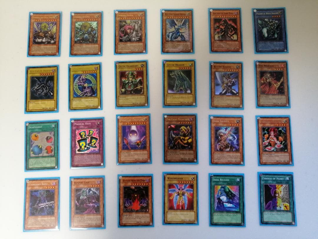 遊戯王カード　２４枚　超レア　ホログラフィック　遊戯と海馬瀬人の缶ケース ２つ