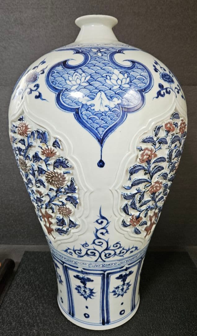 中国美術品　景徳鎮　元時代～明時代　青華　辰砂　陽刻浮彫細工　元染付写し　大梅瓶