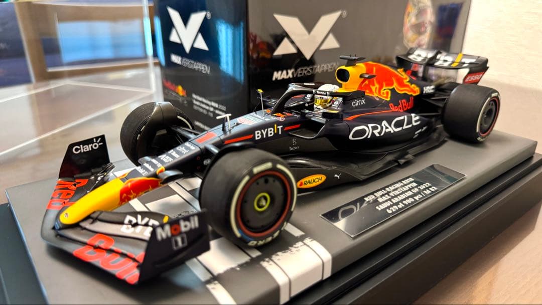 ミニチャンプス Red Bull モデルカー 1/18 RB18