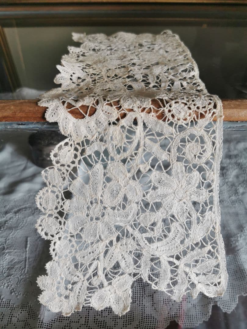 アンティーク 二輪のポワンドローズ デュセスレース 西洋菊 三つ葉 額装にも