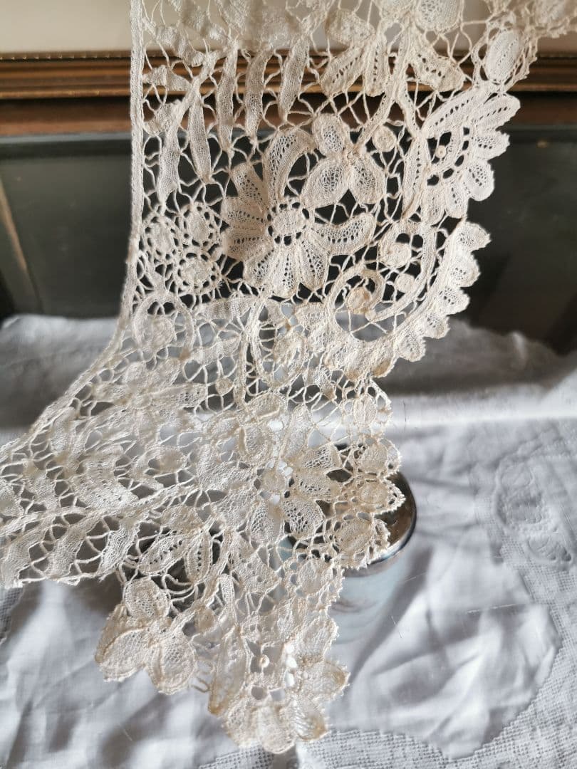 アンティーク 二輪のポワンドローズ デュセスレース 西洋菊 三つ葉 額装にも