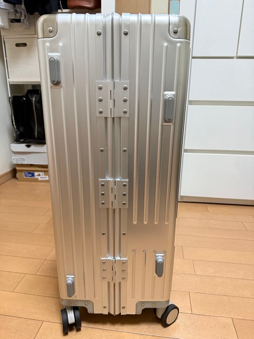 新品未使用　イノベーター　INV5811 70L アルミスーツケース　シルバー