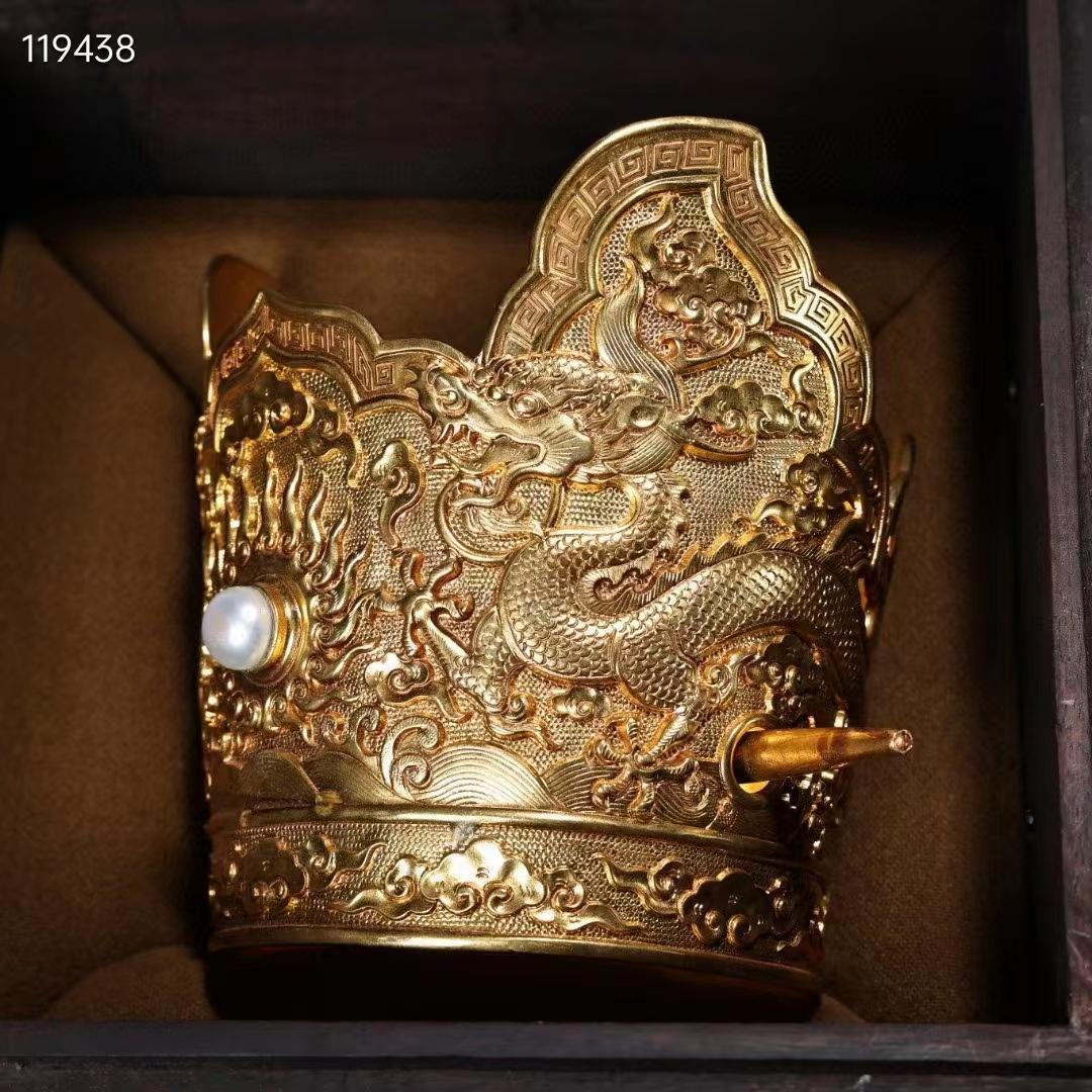 中国古美術· 珍品旧蔵収純銅高浮彫刻鎏金官帽,箱付き文房具·置物·賞物·稀少品