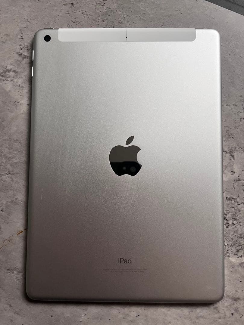 iPad 第6世代 128GB シルバー Wi-Fiモデル 裏割れあり 本体のみ