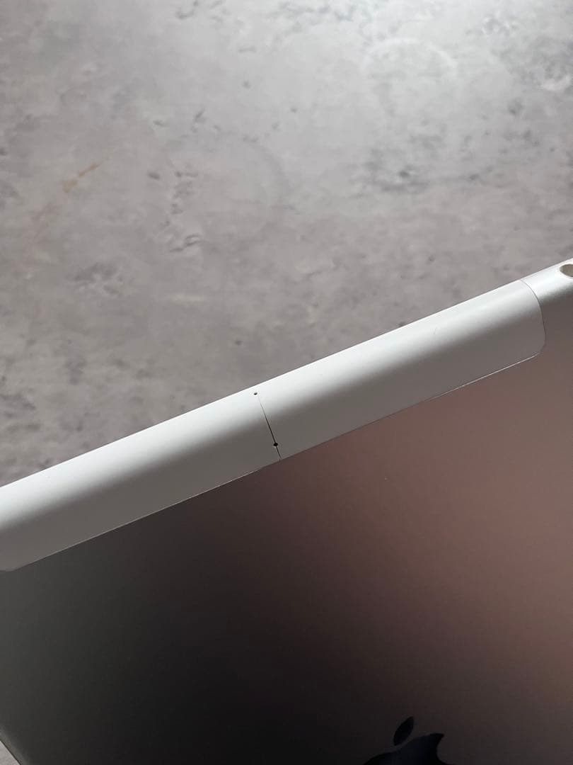 iPad 第6世代 128GB シルバー Wi-Fiモデル 裏割れあり 本体のみ