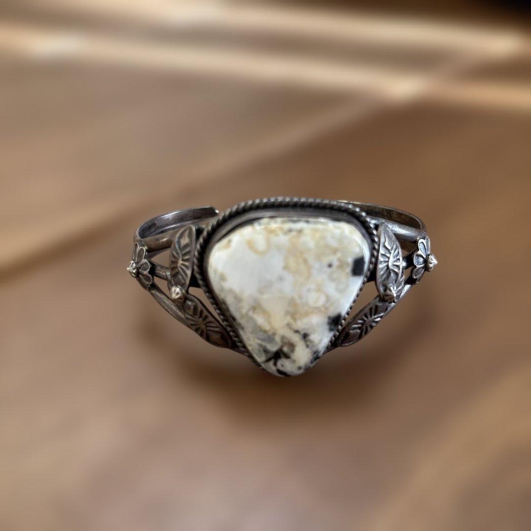 シルバー バングル 三角形の石 花の装飾