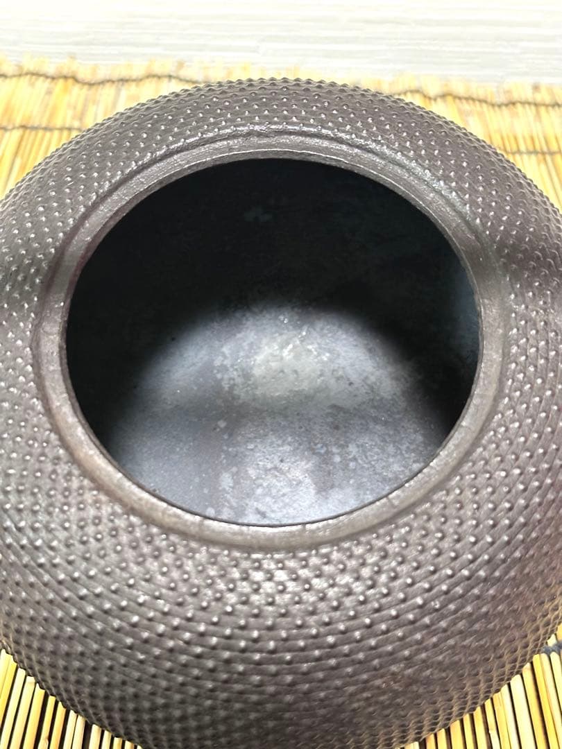 新品、供箱等付属品付　南部藤枝工房　藤枝昌行作　１５型アラレ　南部鉄瓶　南部鉄器