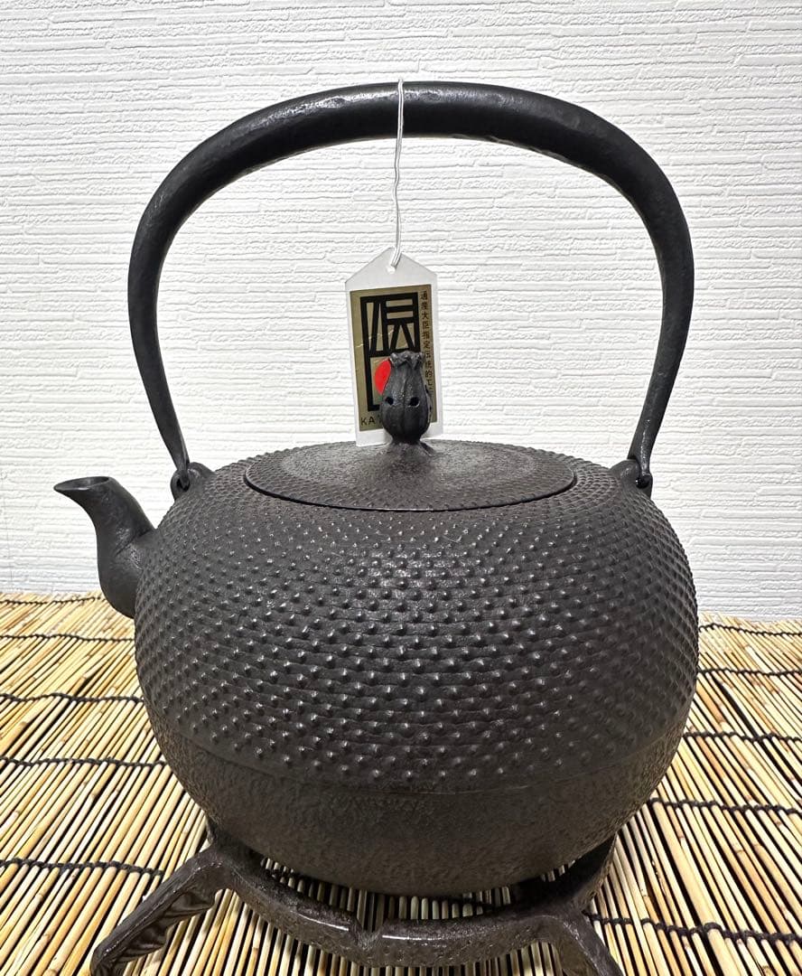 新品、供箱等付属品付　南部藤枝工房　藤枝昌行作　１５型アラレ　南部鉄瓶　南部鉄器