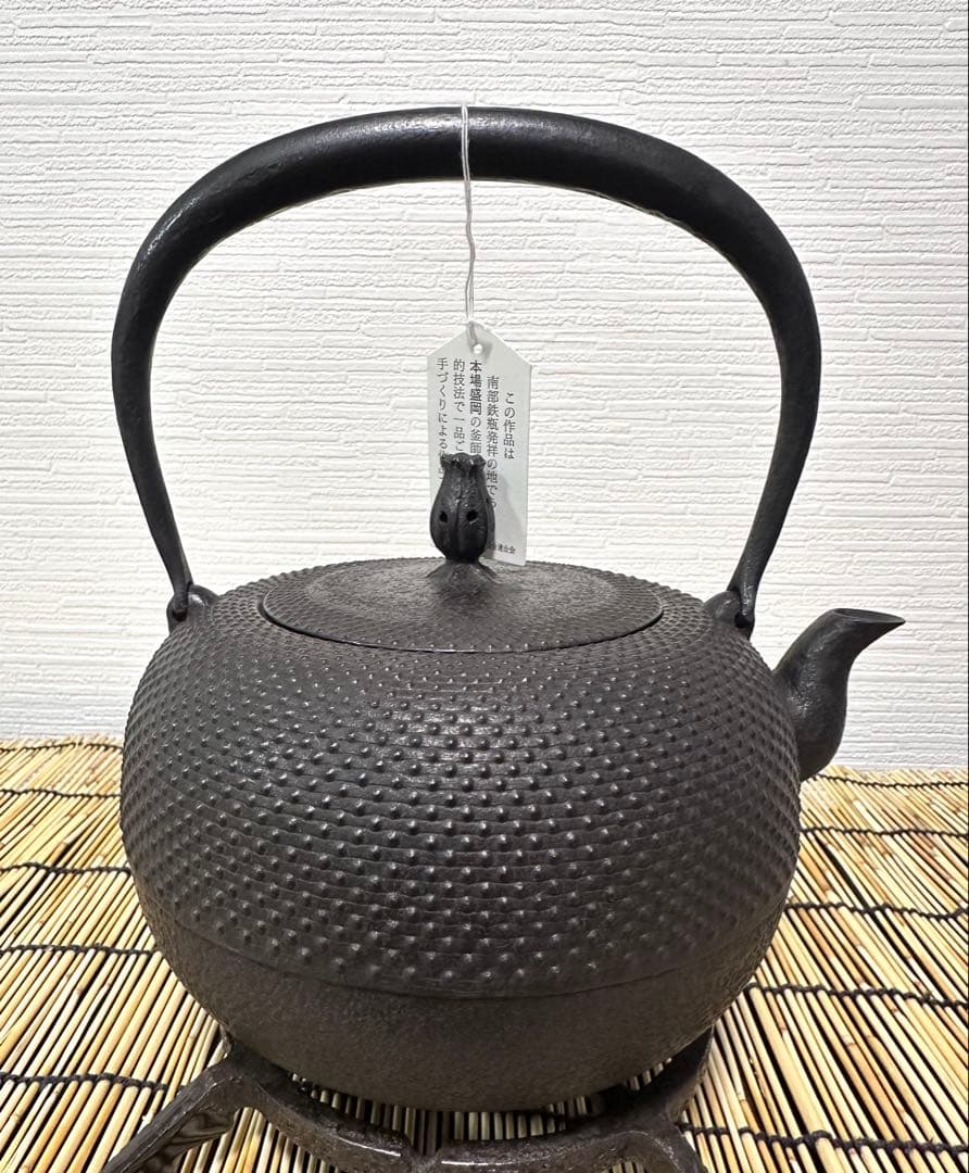 新品、供箱等付属品付　南部藤枝工房　藤枝昌行作　１５型アラレ　南部鉄瓶　南部鉄器