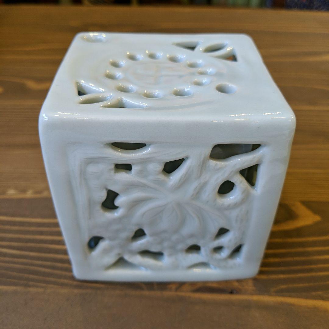 レトロ　白磁透彫葡萄紋水滴