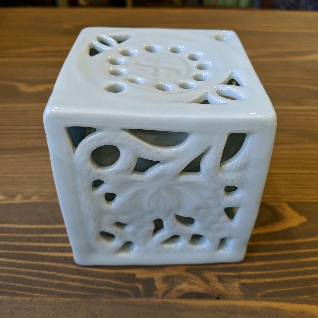 レトロ　白磁透彫葡萄紋水滴