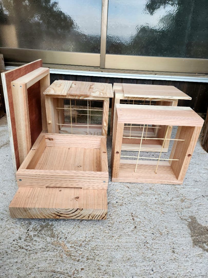 熟練大工作製、柾目板使用で重箱の節抜けの心配なし、日本蜜蜂5段重箱式巣箱