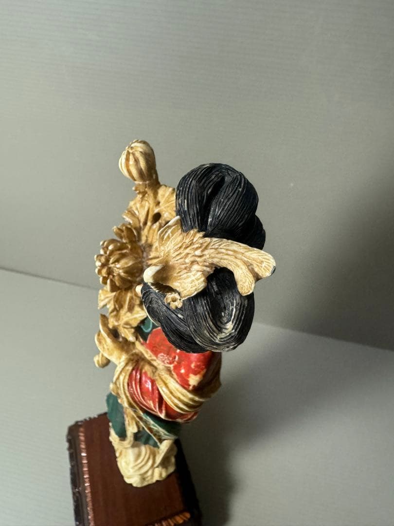 2104古美術品　細密彫刻女性像　置物　細密細工　骨董