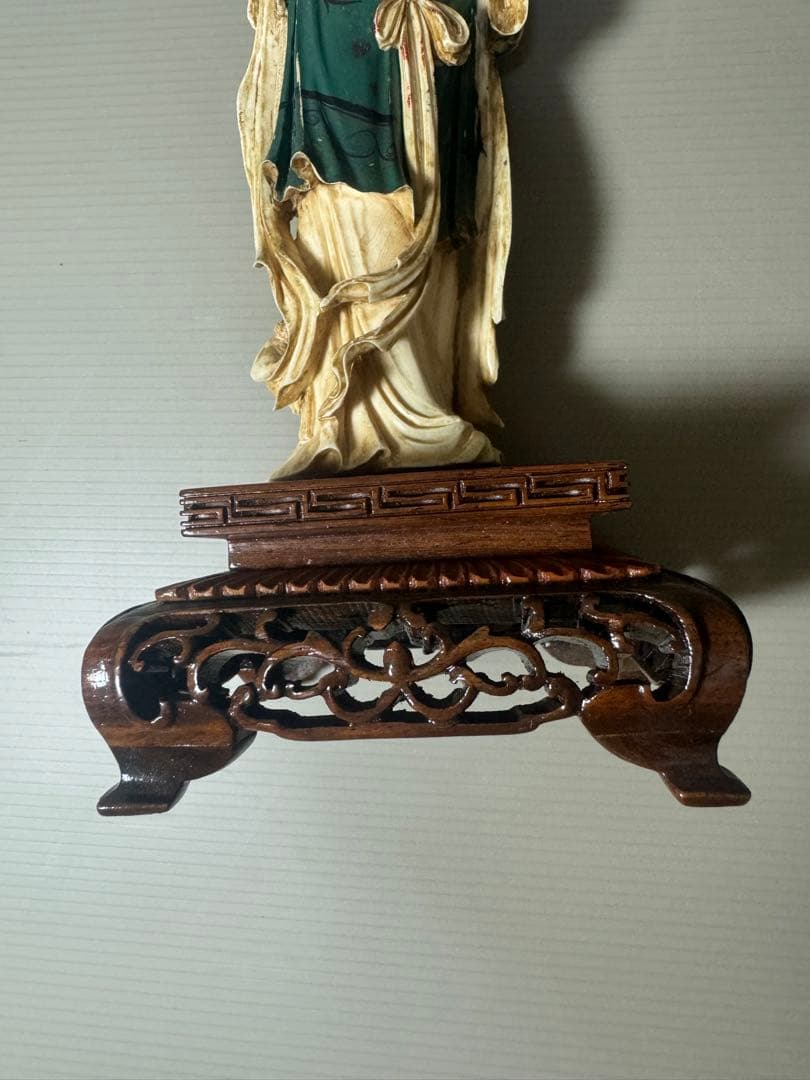 2104古美術品　細密彫刻女性像　置物　細密細工　骨董