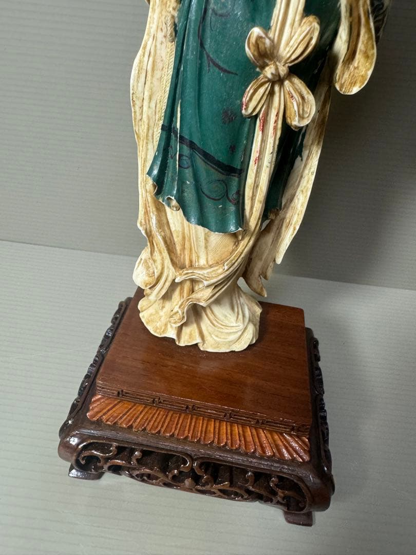 2104古美術品　細密彫刻女性像　置物　細密細工　骨董