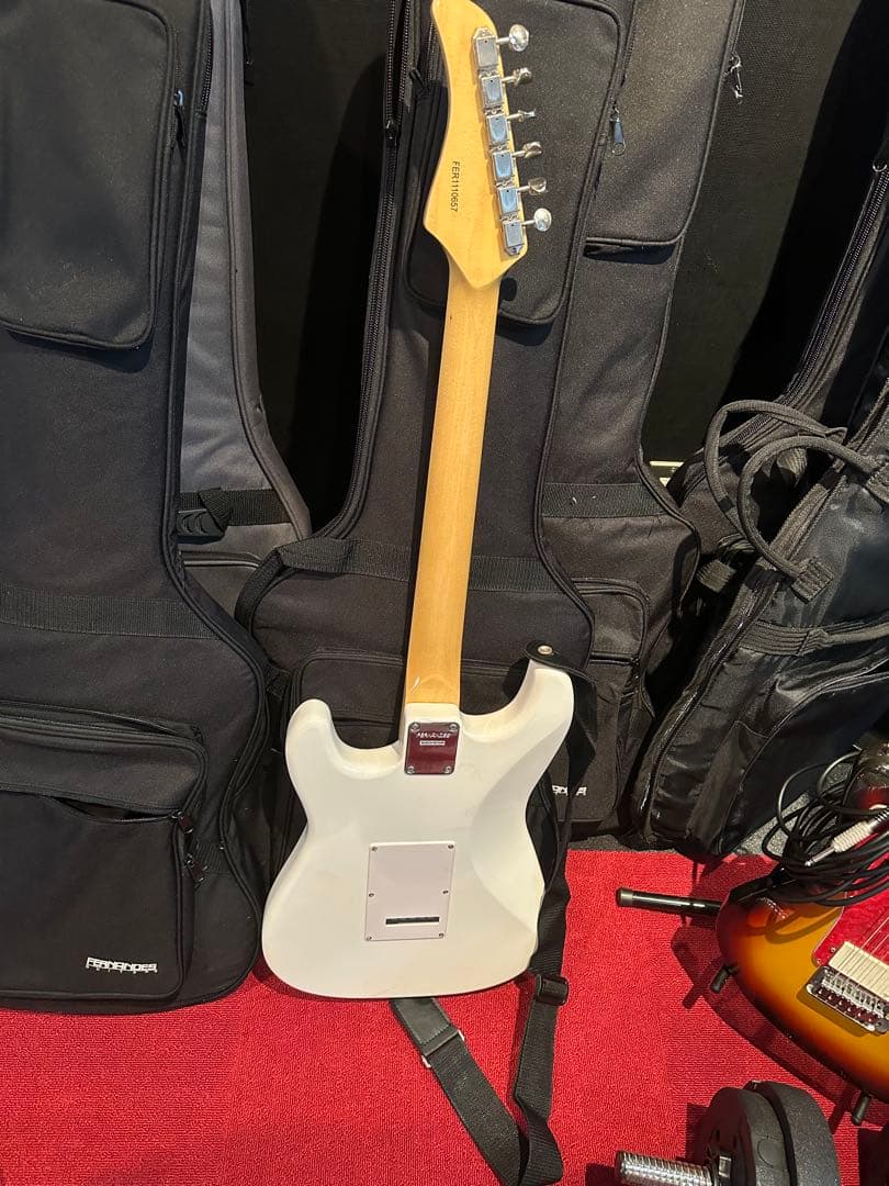 FERNANDESストラトキャスターエレキギター ホワイト ストラップ付き