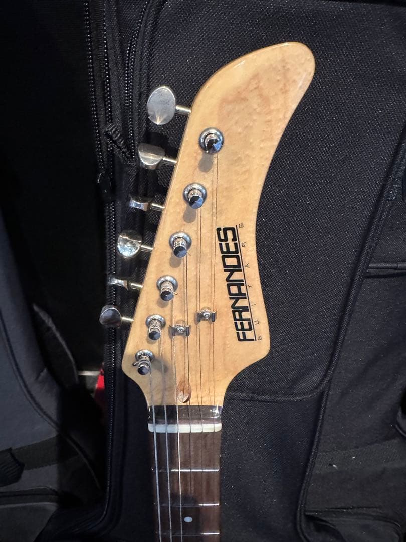 FERNANDESストラトキャスターエレキギター ホワイト ストラップ付き