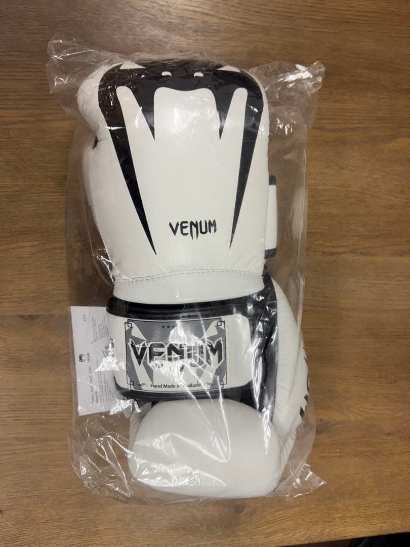 【希少16OZ】Venum Giant 3.0 ボクシンググローブ 白/黒