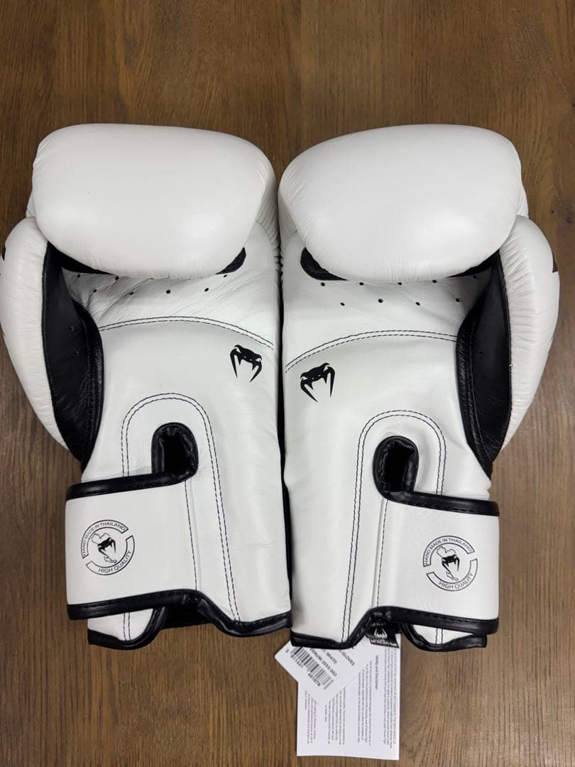 【希少16OZ】Venum Giant 3.0 ボクシンググローブ 白/黒