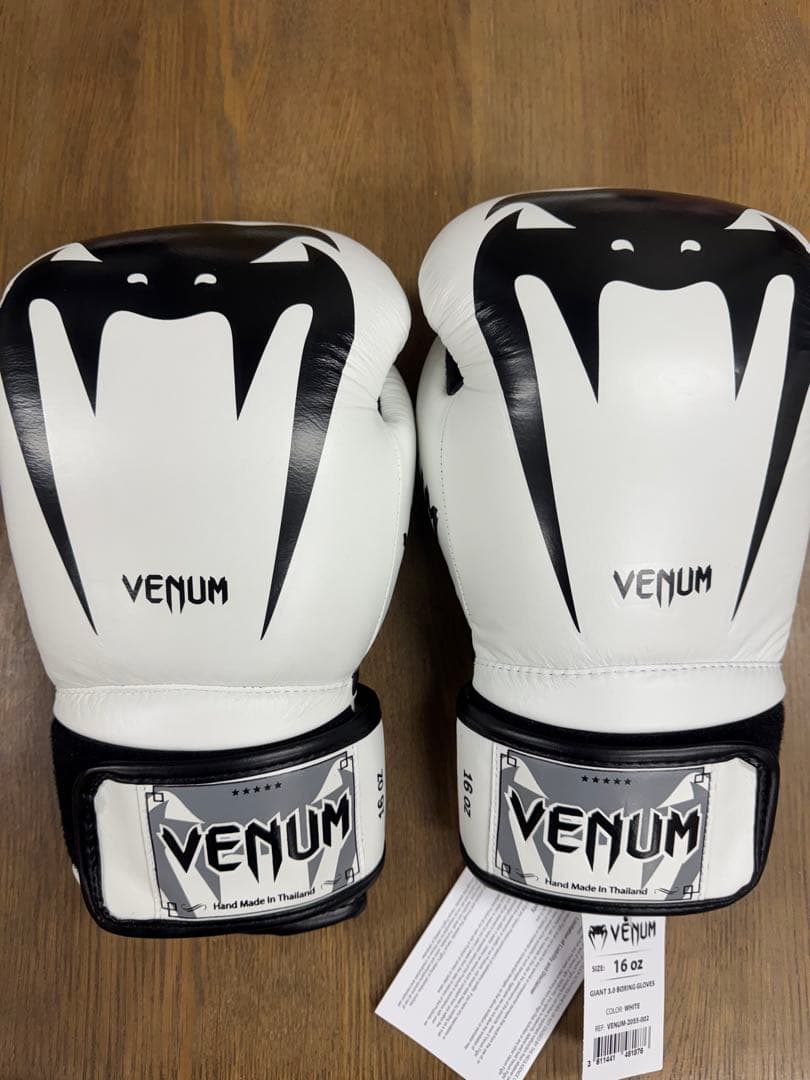 【希少16OZ】Venum Giant 3.0 ボクシンググローブ 白/黒