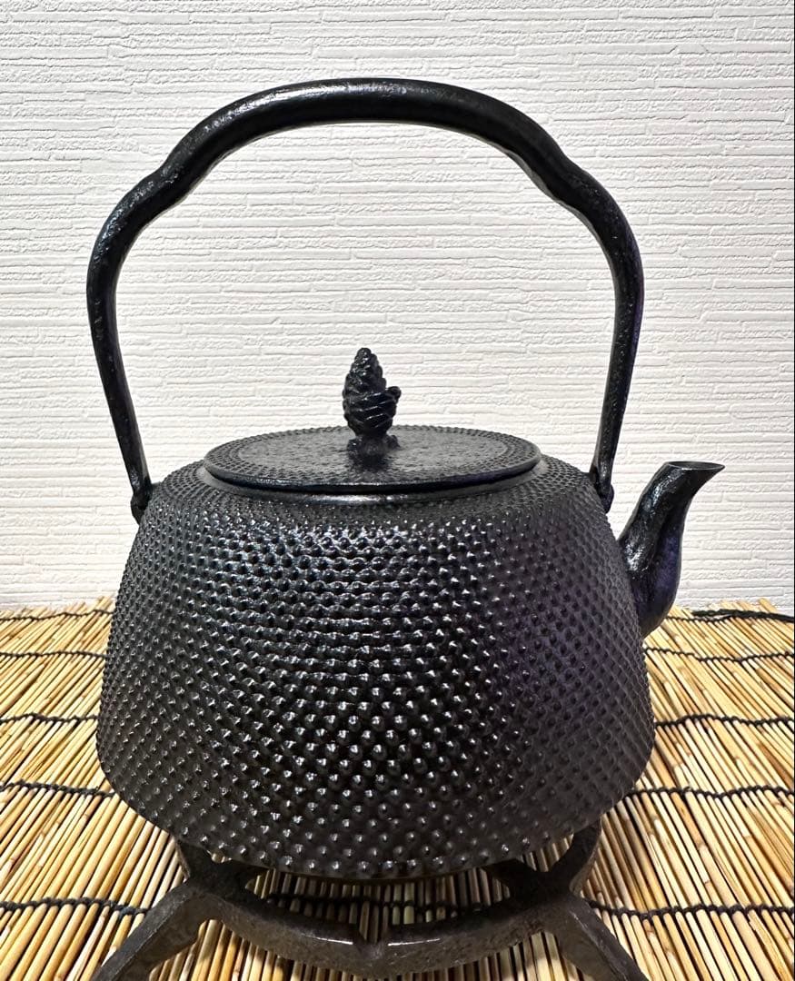 未使用品　南部岩鋳四代目清末作 　真作保証　１８型九重アラレ　南部鉄瓶